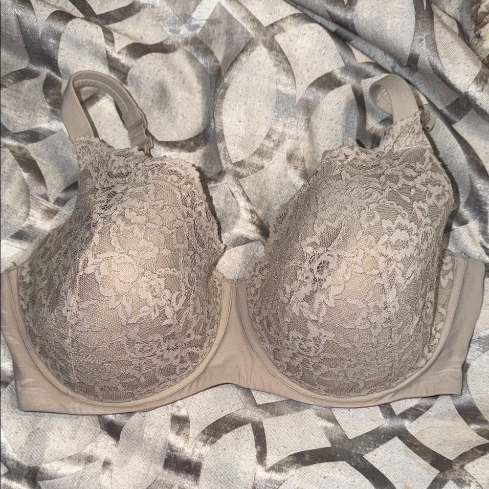 Victoria Secret Lace Underwire Bra in Cream